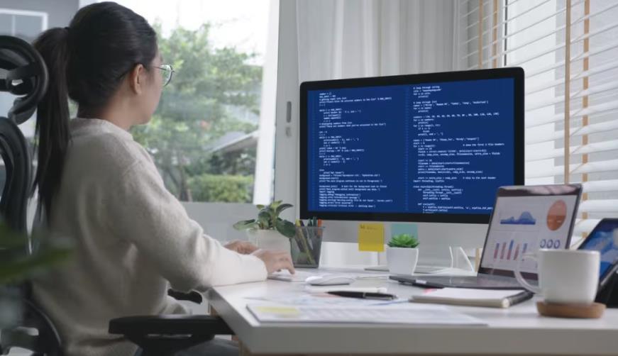 辽源软件开发公司实战建议:网站赋能,为何必须接入支持机器人?